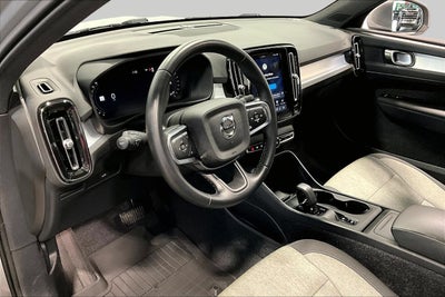 2025 Volvo XC40 Core Bright Theme