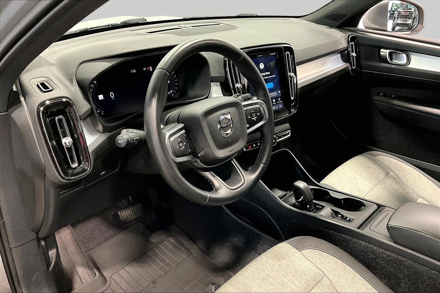 2025 Volvo XC40 Core Bright Theme