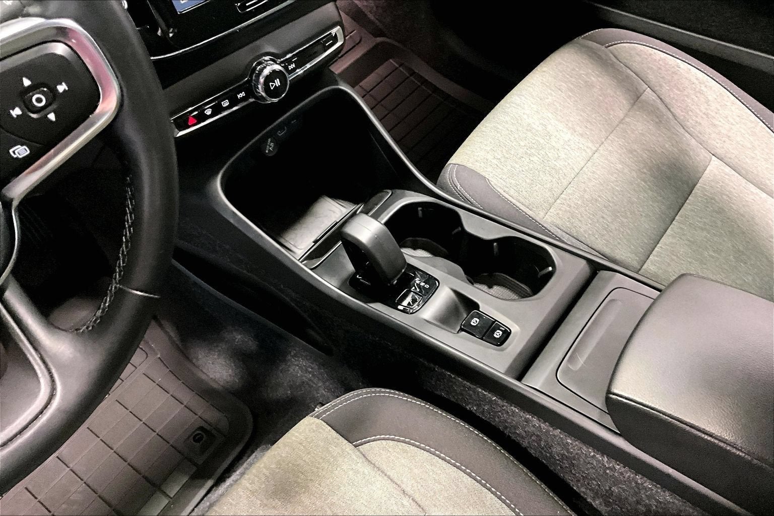 2025 Volvo XC40 Core Bright Theme