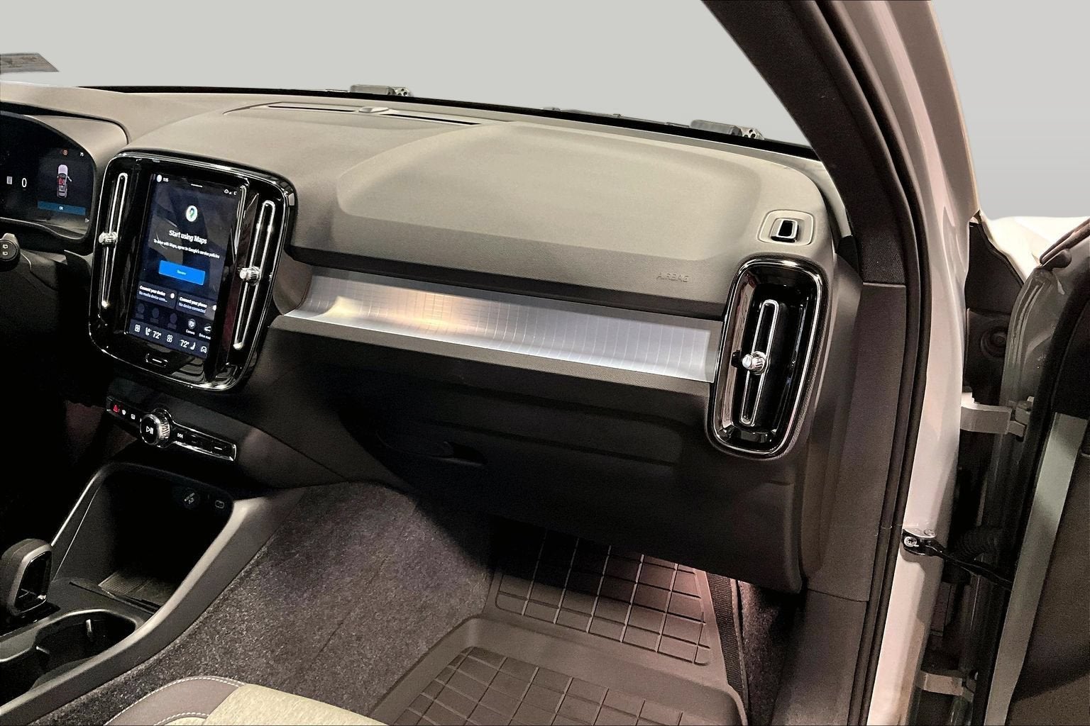 2025 Volvo XC40 Core Bright Theme