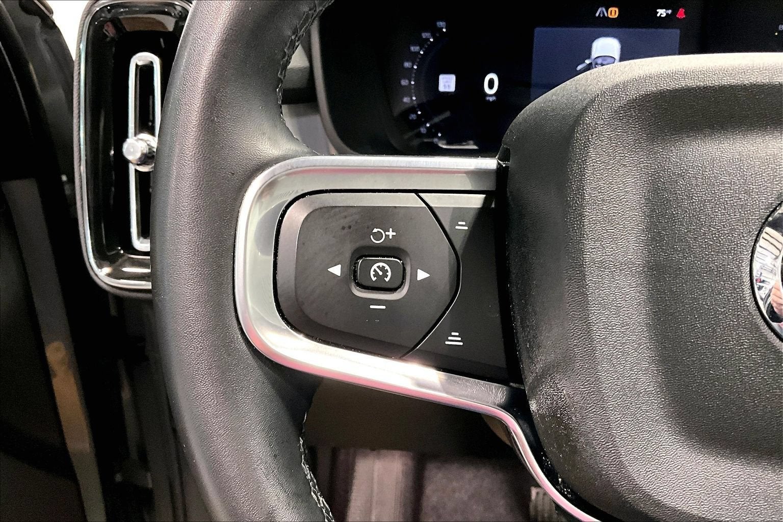 2025 Volvo XC40 Core Bright Theme