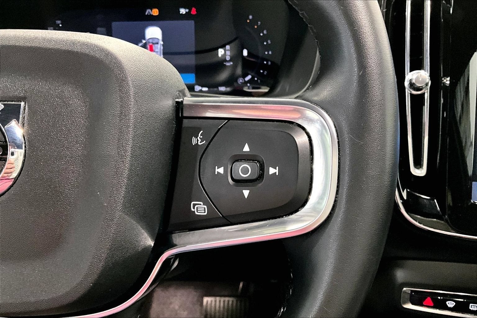 2025 Volvo XC40 Core Bright Theme