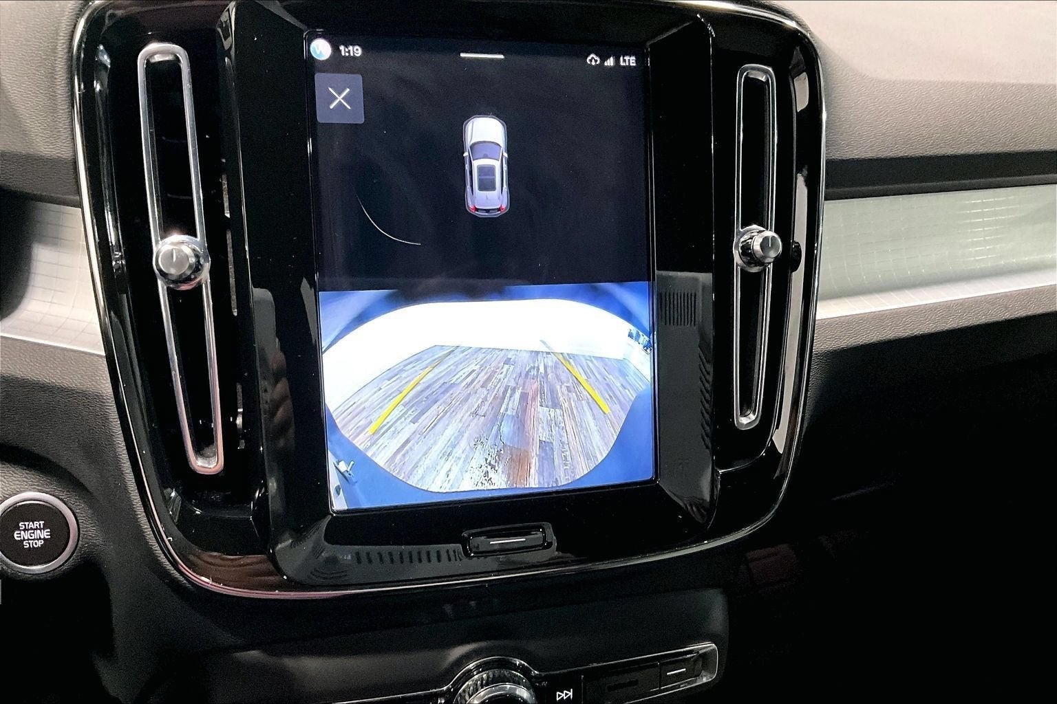 2025 Volvo XC40 Core Bright Theme