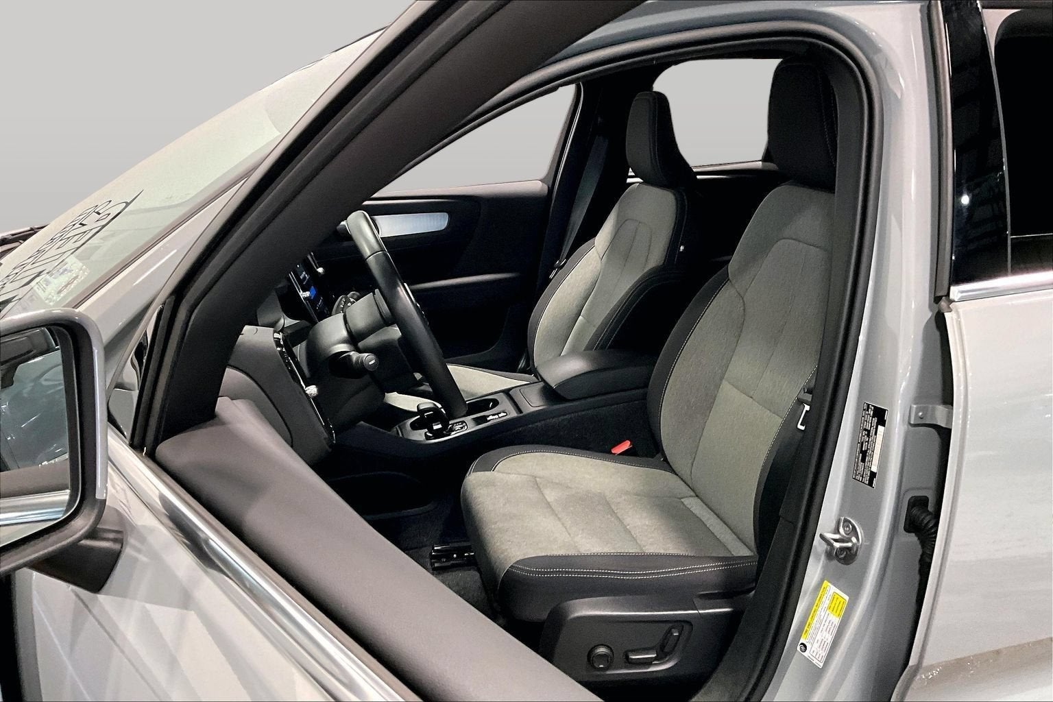 2025 Volvo XC40 Core Bright Theme