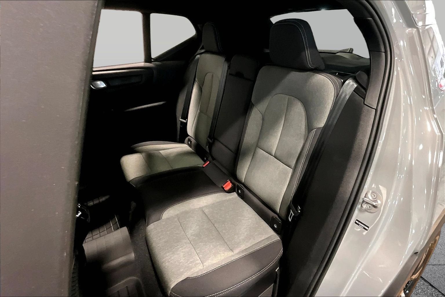 2025 Volvo XC40 Core Bright Theme