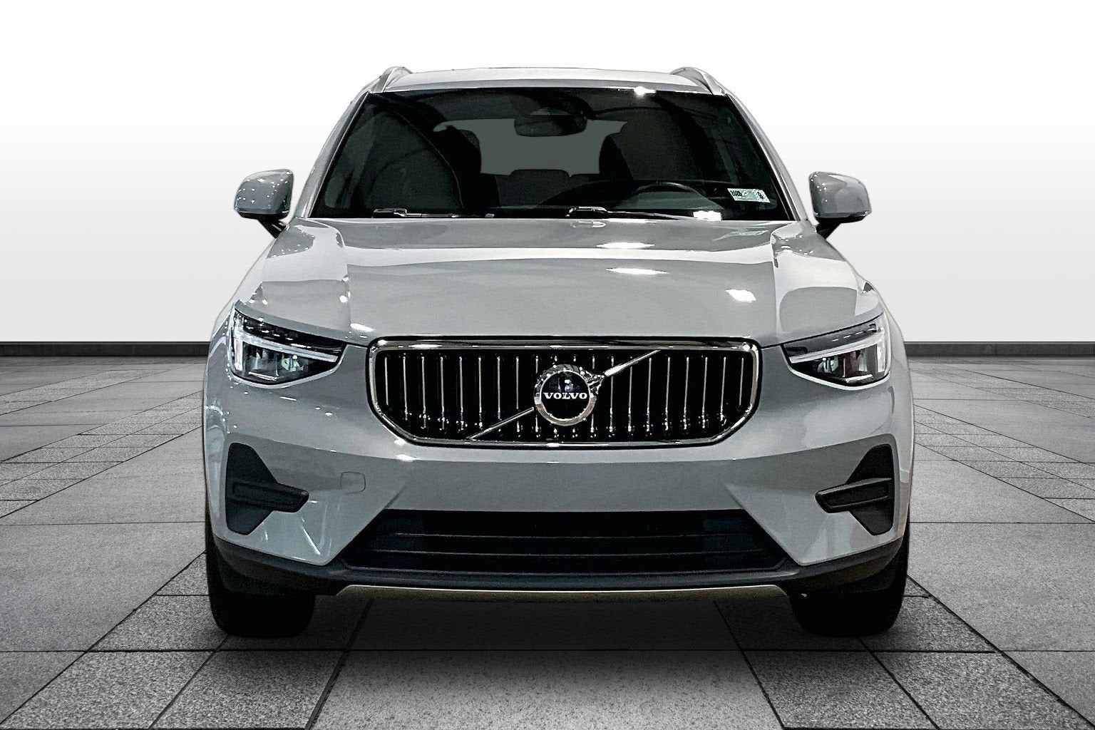 2025 Volvo XC40 Core Bright Theme