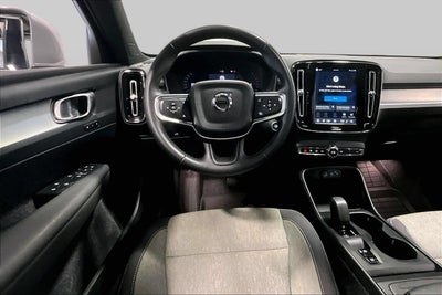 2025 Volvo XC40 Core Bright Theme