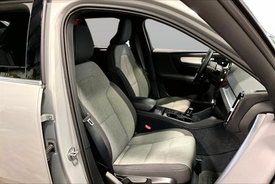 2025 Volvo XC40 Core Bright Theme