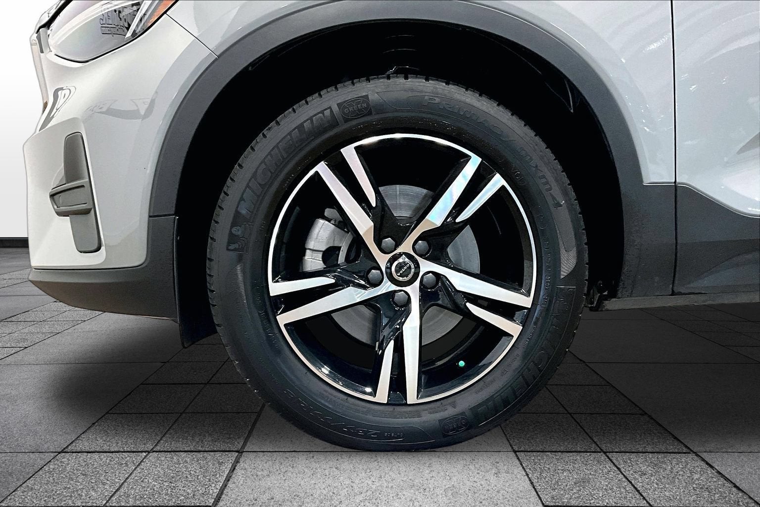 2025 Volvo XC40 Core Bright Theme
