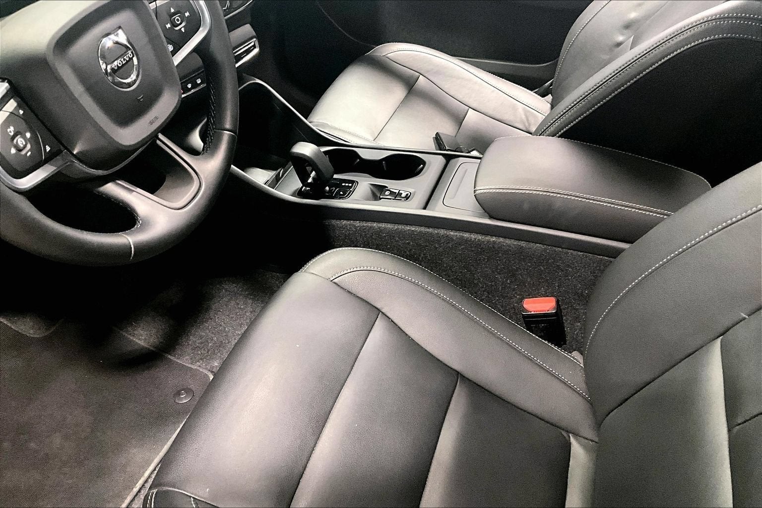 2025 Volvo XC40 Core Bright Theme