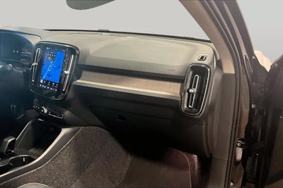 2025 Volvo XC40 Core Bright Theme