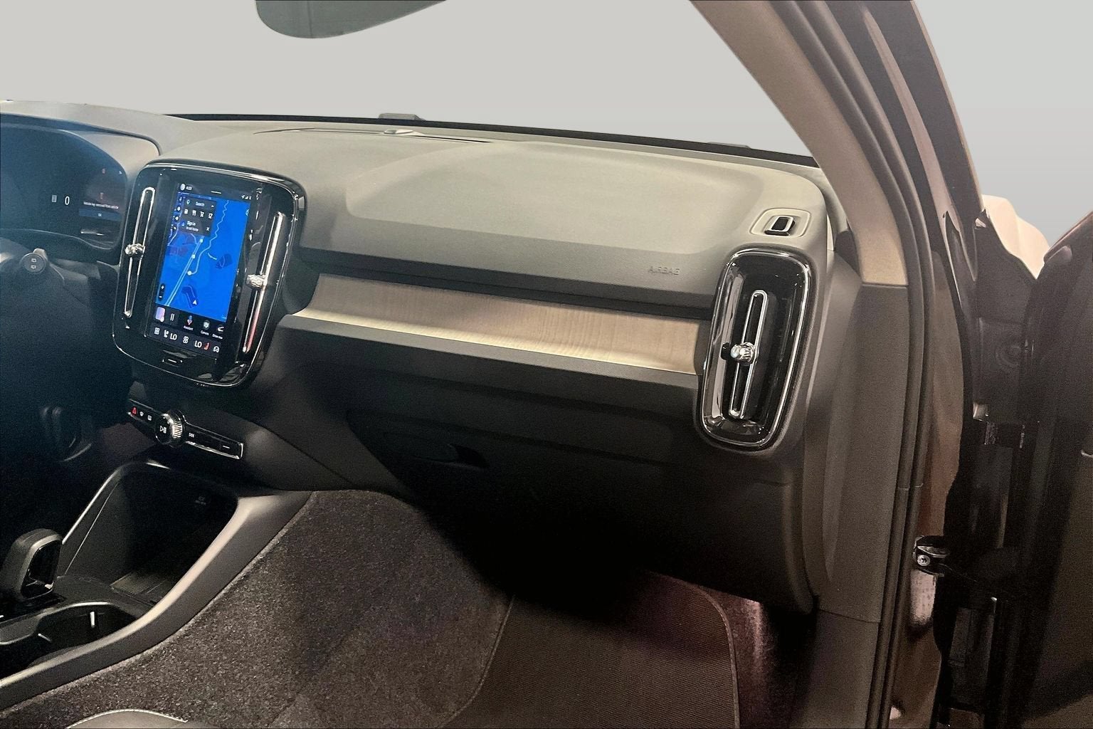 2025 Volvo XC40 Core Bright Theme