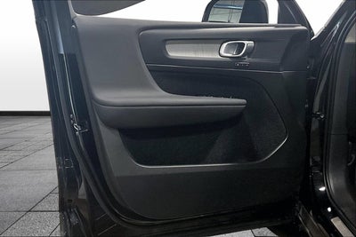 2025 Volvo XC40 Core Bright Theme