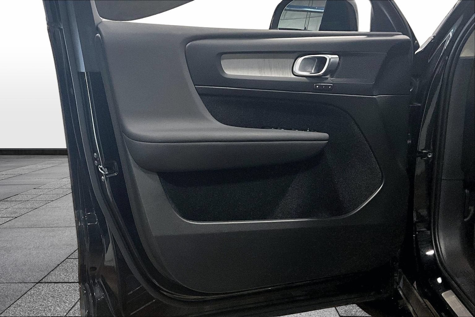 2025 Volvo XC40 Core Bright Theme