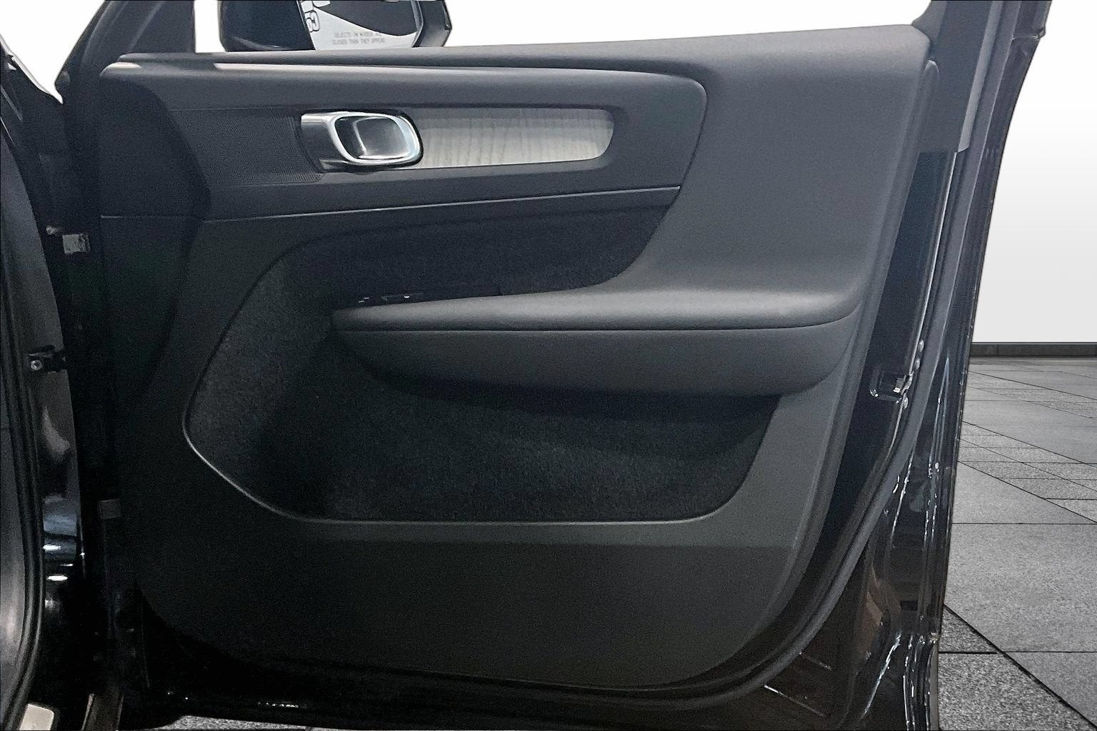 2025 Volvo XC40 Core Bright Theme