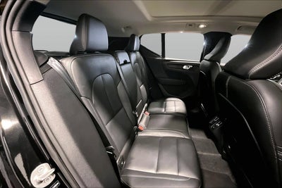 2025 Volvo XC40 Core Bright Theme