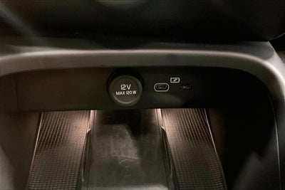 2025 Volvo XC40 Core Bright Theme