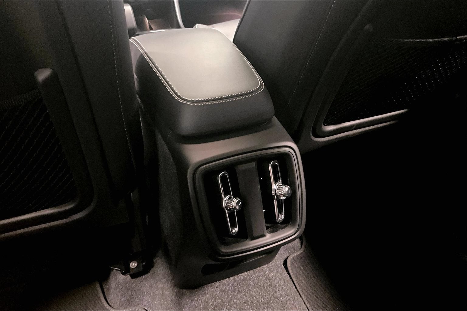 2025 Volvo XC40 Core Bright Theme