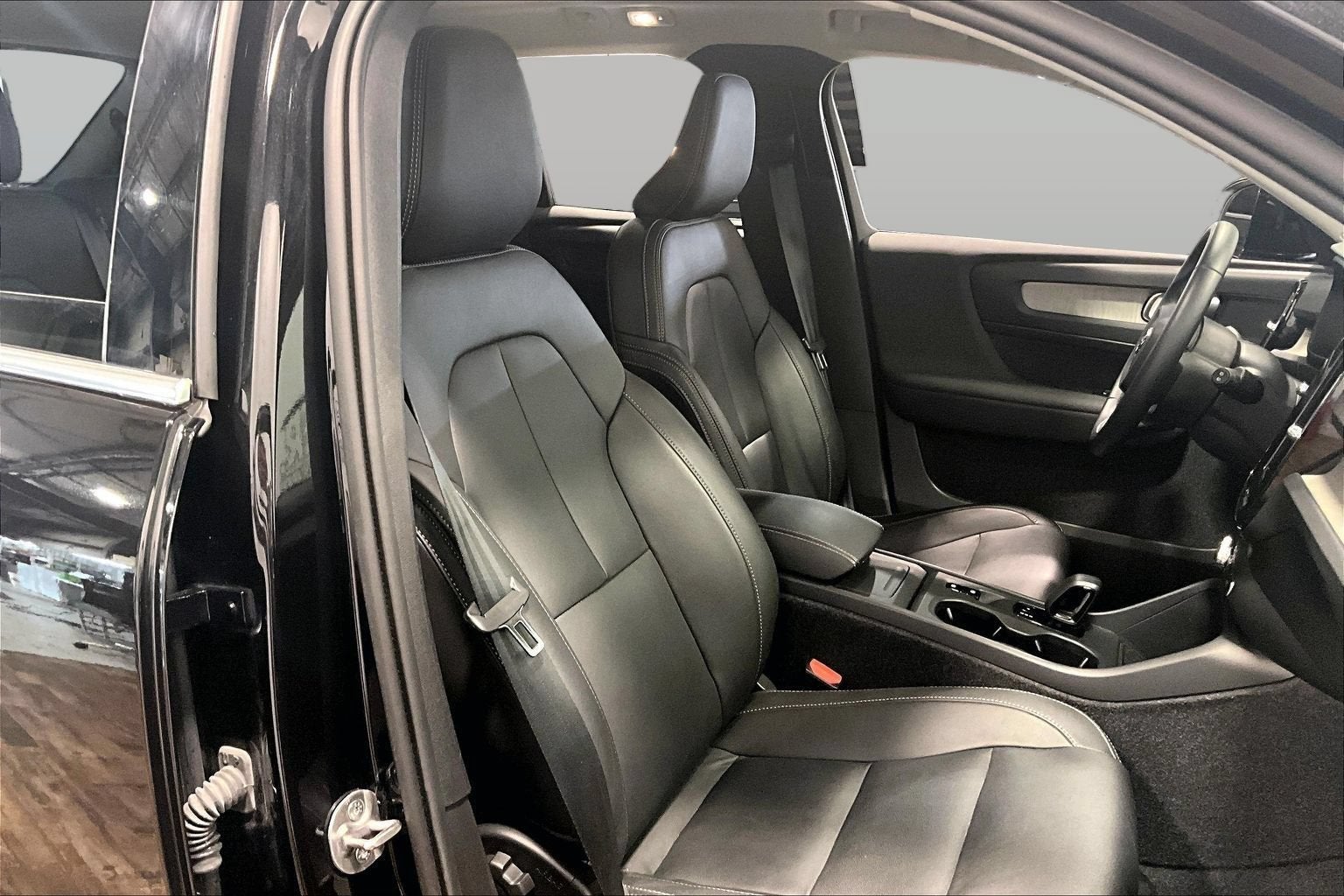 2025 Volvo XC40 Core Bright Theme